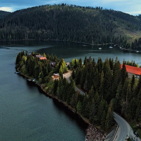 <p>Un obiectiv turistic deosebit ce se afla la aproximativ 10 km de satul Scrind-Frasinet.</p>